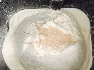 1、花朵面包,称量好的材料除黄油外（留出刷表面的少许蛋黄）放入面包机和面程序