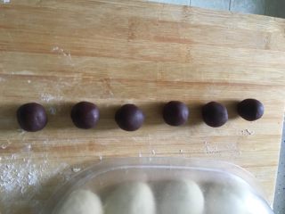 7、花朵面包,这期间可以把香芋蓉沙馅分匀撮圆