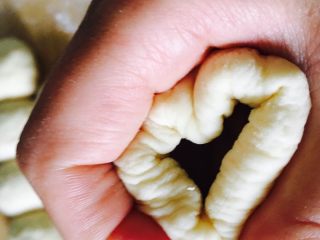 13、花朵面包,在虎口处慢慢包严