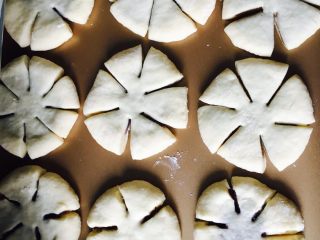 17、花朵面包,依次做好