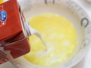 3、英式面包布丁,倒入牛奶