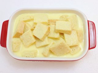 5、英式面包布丁,倒入过筛后的蛋奶液