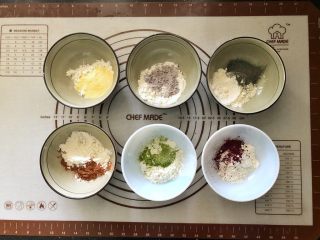 1、彩虹戚风蛋糕,1、把6种颜色的粉类分别称量好放在小碗里。