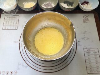 3、彩虹戚风蛋糕,3、用蛋抽搅拌至完全融合的状态。