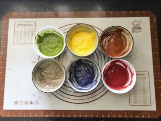 5、彩虹戚风蛋糕,5、蛋黄糊平均分成6份加入6种粉类中搅拌均匀。