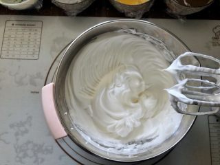 6、彩虹戚风蛋糕,6、蛋白分三次加入白糖打至硬性发泡。