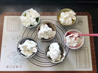 7、彩虹戚风蛋糕,7、打好的蛋白霜分成6等份放入6种颜色的面糊中。