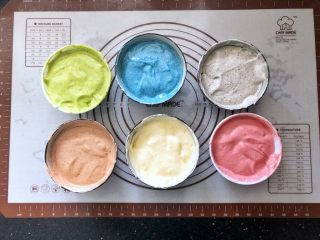 8、彩虹戚风蛋糕,8、分别翻拌均匀。