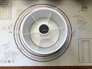 9、彩虹戚风蛋糕,9、学厨7寸加高模具中放入分色器。