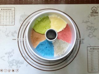 11、彩虹戚风蛋糕,11、慢慢垂直的抽出分色器，轻轻震出气泡。