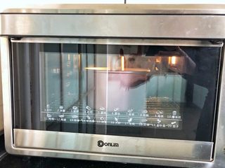 12、彩虹戚风蛋糕,12、烤箱150度提前预热好，放入蛋糕模150度上下火烘烤45分钟后立即取出倒扣，倒彻底放凉后脱模。