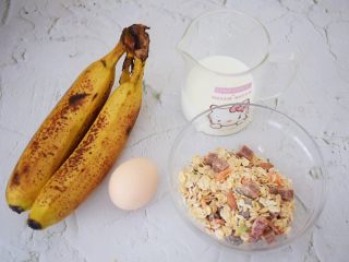 1、香蕉牛奶烤燕麦,准备好材料