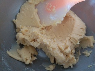 8、黄油曲奇,用硅胶刮刀拌均匀。