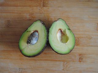 3、牛油果酸奶昔,中间破开分两半