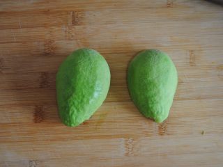 4、牛油果酸奶昔,去掉皮