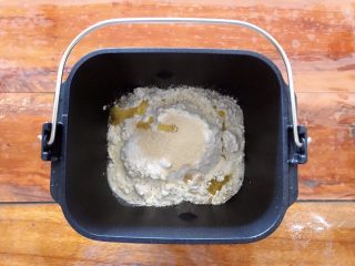 2、松软好吃萌小兔馒头（一次发酵）,将除了红豆之外所有的材料放进面包机，由于没有盐，所以不用担心酵母会失效！