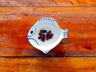 3、松软好吃萌小兔馒头（一次发酵）,将红豆洗干净，备用！