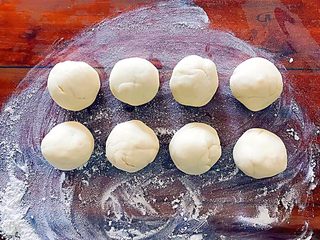 4、松软好吃萌小兔馒头（一次发酵）,面团揉好之后均匀分为八份！