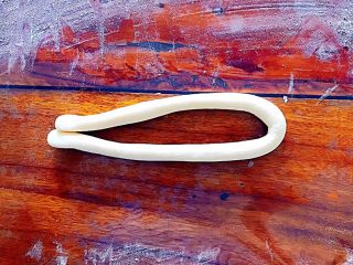 7、松软好吃萌小兔馒头（一次发酵）,取其中一份面团，搓成长条，为了容易后期的粘合，搓的时候手可以稍微沾一点点水！