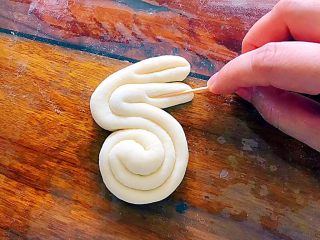 9、松软好吃萌小兔馒头（一次发酵）,用牙签在耳朵上压出一条纹路，可以压的稍微深一点，避免发酵后看不出来！