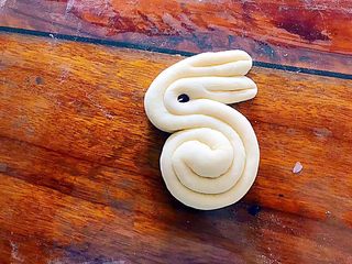 10、松软好吃萌小兔馒头（一次发酵）,如图所示，放上红豆！