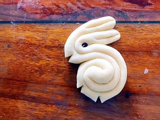 11、松软好吃萌小兔馒头（一次发酵）,如图所示，用剪刀剪出兔子的嘴巴和脚！