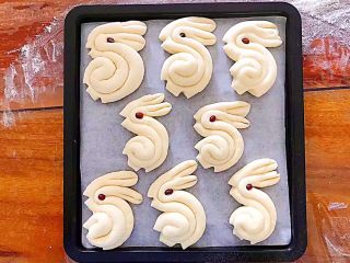 12、松软好吃萌小兔馒头（一次发酵）,哈哈～有点大小不一，因为现在的天气太热，等后面的整形完了前面的已经有点发起来了！