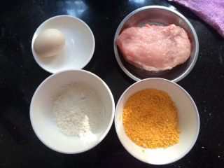 1、香酥黄金炸猪排,准备食材