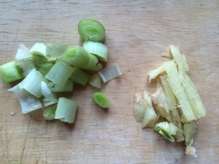 6、香酥黄金炸猪排,切点葱白,姜丝