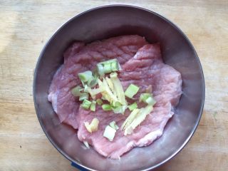 7、香酥黄金炸猪排,放入碗中