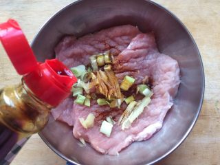 8、香酥黄金炸猪排,加半勺生抽,少许盐