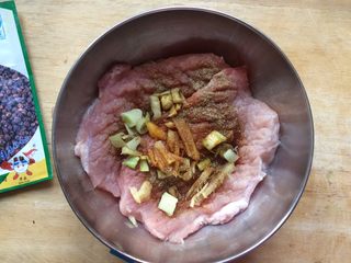 10、香酥黄金炸猪排,加点胡椒粉