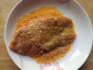 15、香酥黄金炸猪排,最后裹上一层面包糠