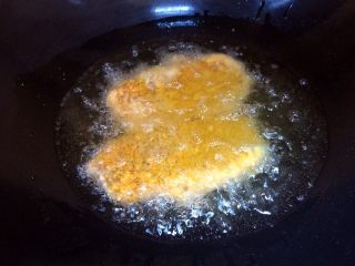 16、香酥黄金炸猪排,锅内油加热,放入炸,中火炸熟