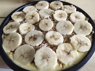 9、香蕉酸奶烤燕麦,摆上香蕉片