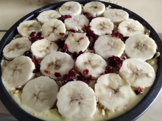 10、香蕉酸奶烤燕麦,撒上蔓越莓