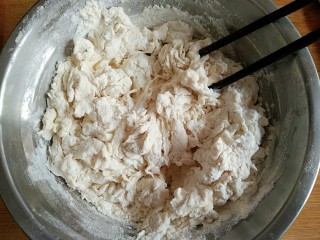 4、香麻饼,用筷子搅拌成雪花状。