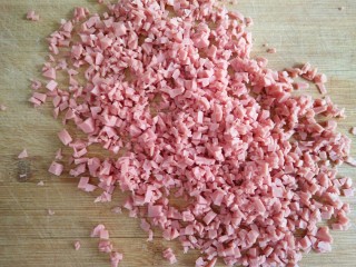 7、香麻饼,火腿肠切碎末。