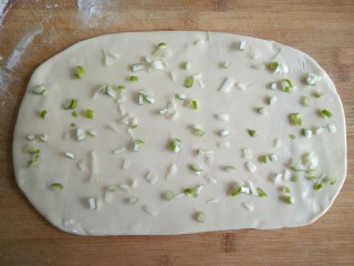 11、香麻饼,均匀撒一层葱花。