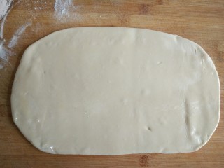 10、香麻饼,擀成长方形并在表面刷一层薄油。