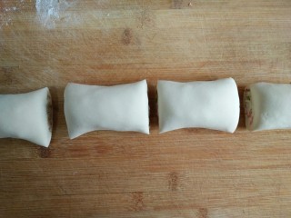 15、香麻饼,将卷好的面皮均匀切分成等份的小圆柱。