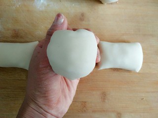 16、香麻饼,将小圆柱的两边捏紧，向下弯。