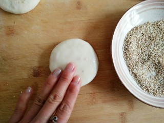 19、香麻饼,在饼的表面薄涂一层水。