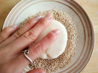 20、香麻饼,将涂水的那面按到芝麻中。