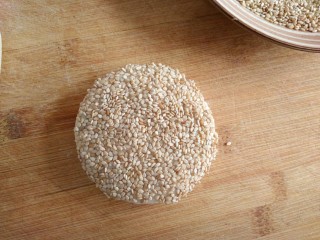 21、香麻饼,均匀沾满一层芝麻。
