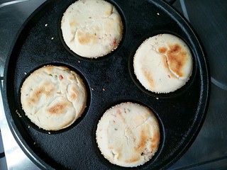 23、香麻饼,烙至一面金黄焦脆后翻面烙另一面。