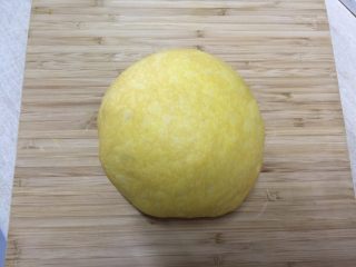 8、南瓜汉堡包,取出面团揉圆排气