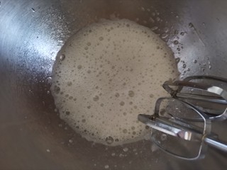 5、抹茶奶油杯子蛋糕????,再来出来蛋白，蛋白中滴几滴柠檬汁，电动打蛋器开高速打发至鱼眼粗泡，加入1/3的白砂糖，第一次加