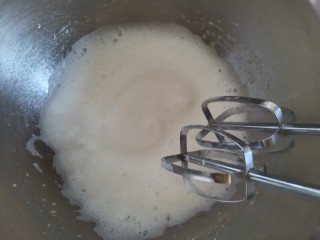 6、抹茶奶油杯子蛋糕????,打发至粗泡变的细腻时，加1/3的白砂糖，第二次