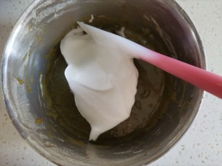 9、抹茶奶油杯子蛋糕????,取1/3的蛋白到蛋黄糊里翻拌均匀，不能画圈搅拌